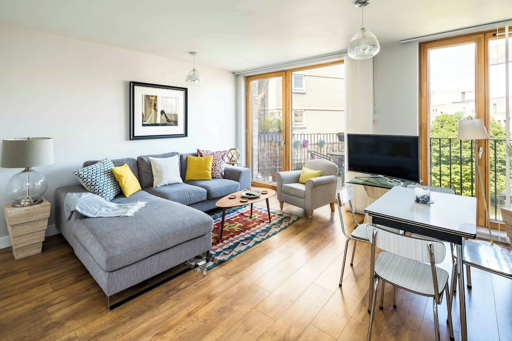 Shiny & Comfy stay with Underground links nearby!