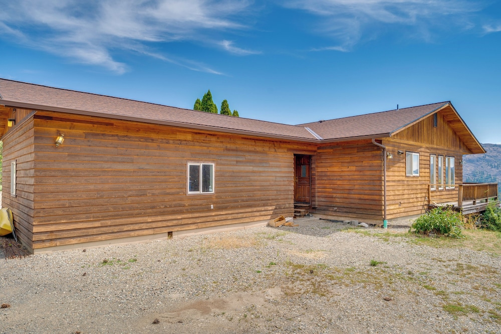 Mtn-view Getaway w/ Spacious Deck in Republic!