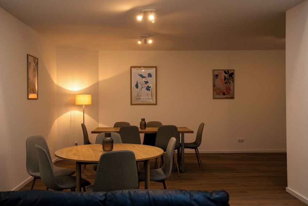 Moderne Stadt Zimmer mit eigenem Bad