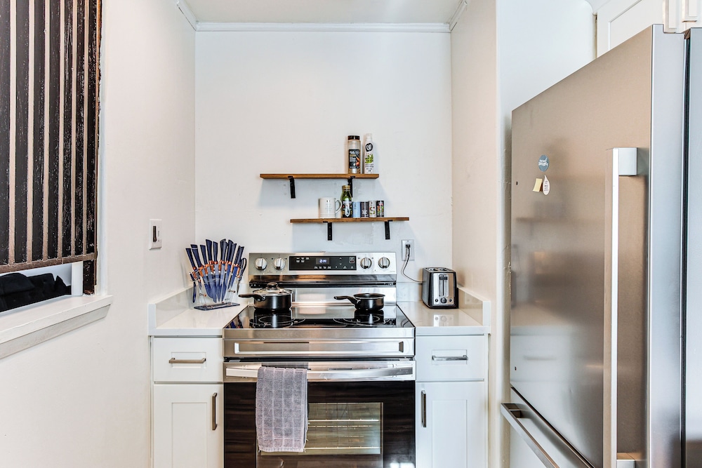 3 Mi to Emerald Downs: Pet-friendly Home
