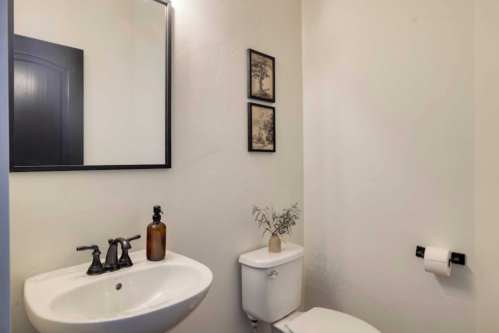Abigail Drive Year-round Retreat w/ Hot Tub Near Trails + Historic Main St