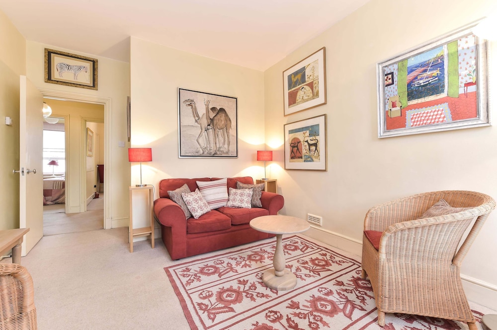 Smart 2 bedroom flat near Pimlico Tube
