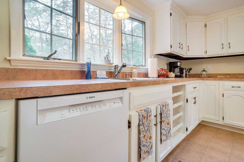 Furnished Deck: Retreat on Mashpee River!