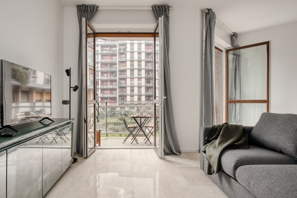 Beautiful apt with 2 balconies