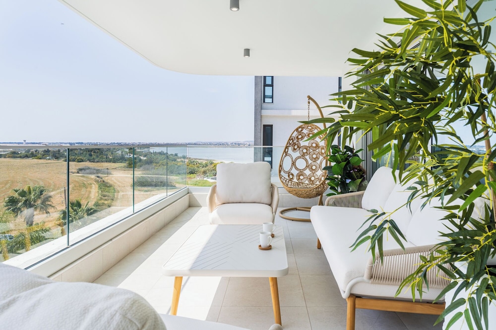 Aelia Chic 2-BR Apt & Balcony in Larnaca