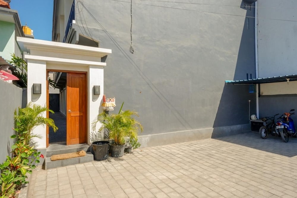 RedDoorz near Mertasari Beach