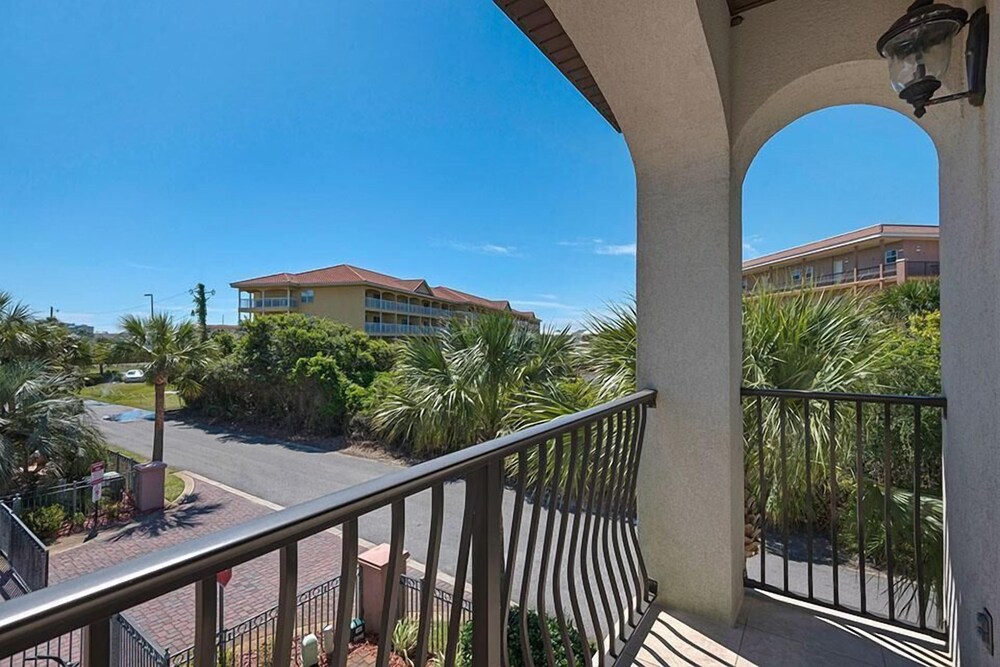 Beyond the Sea 5 Bedroom Holiday Home by Five Star Properties