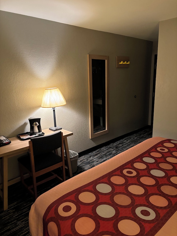 Super 8 Springfield North I-44 - Image 4