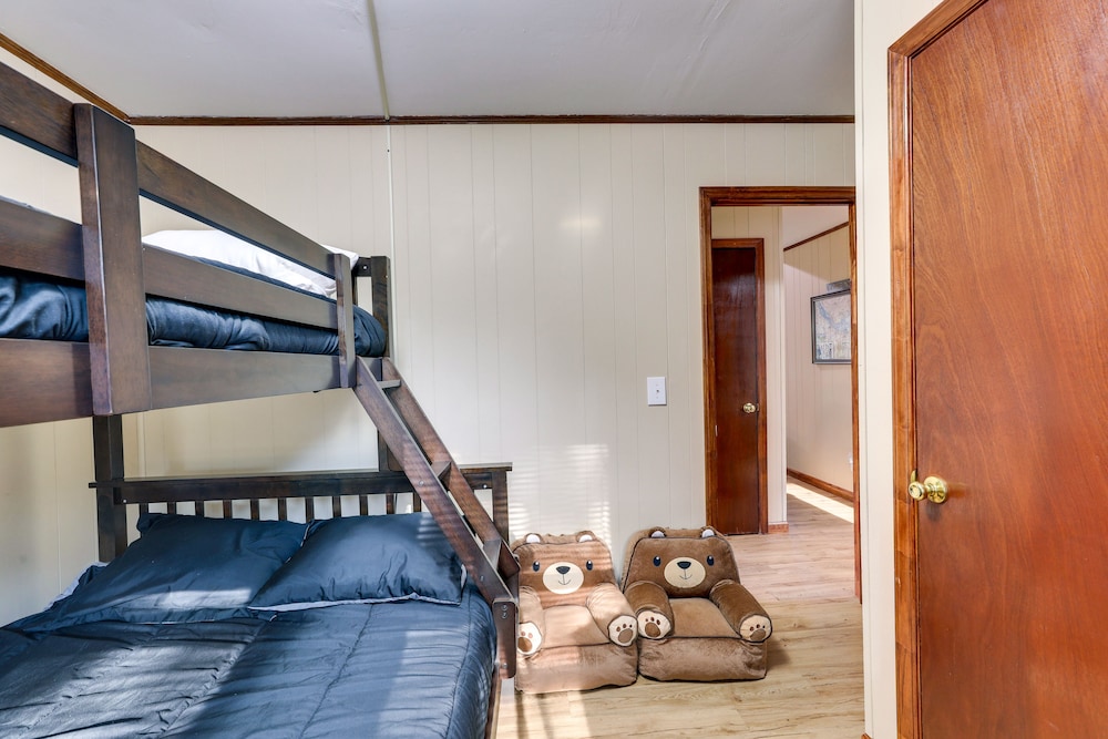 Multi-level Bonneau Cabin: Walk to Lake! view 3