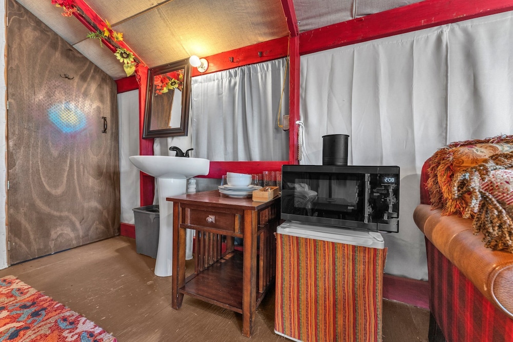 Bohemian Cabin: Hot-tub, Serene Retreat, Pet-friendly, 10-mins to Downtown!