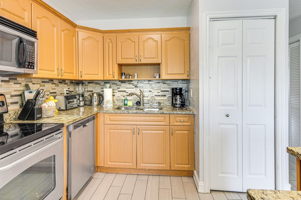 Explore Sarasota: Condo w/ Pool Access, Near Dtwn