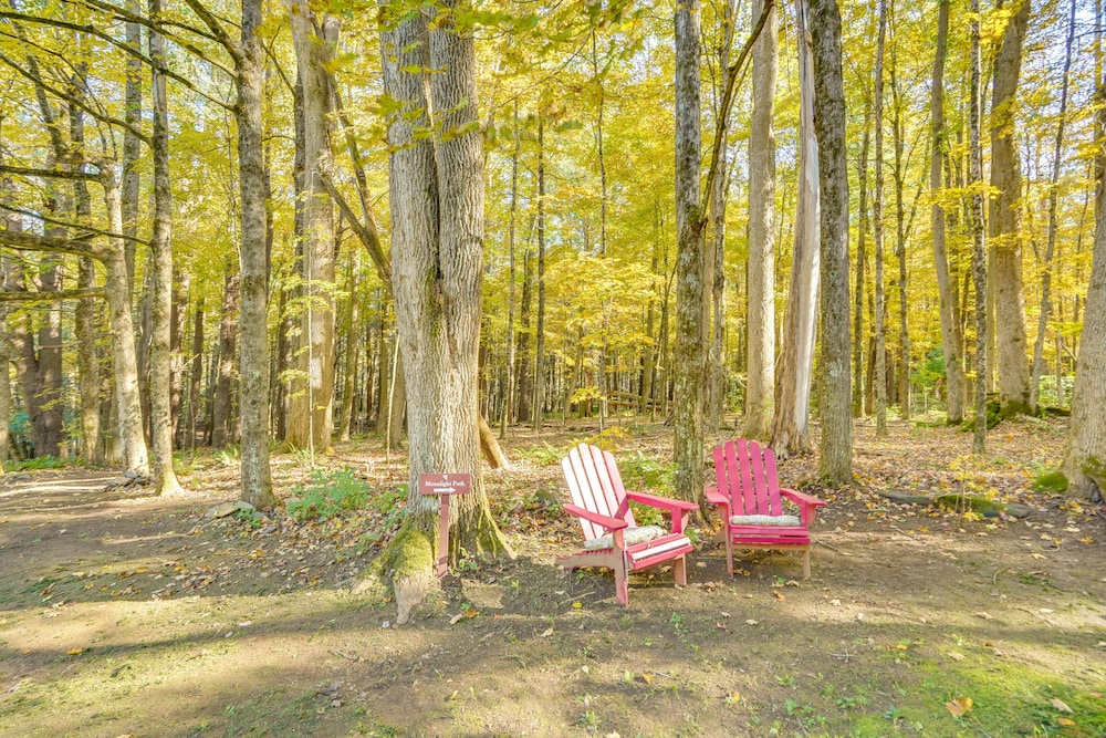 Tranquil 3 BR Stockbridge House w/ Private Deck!