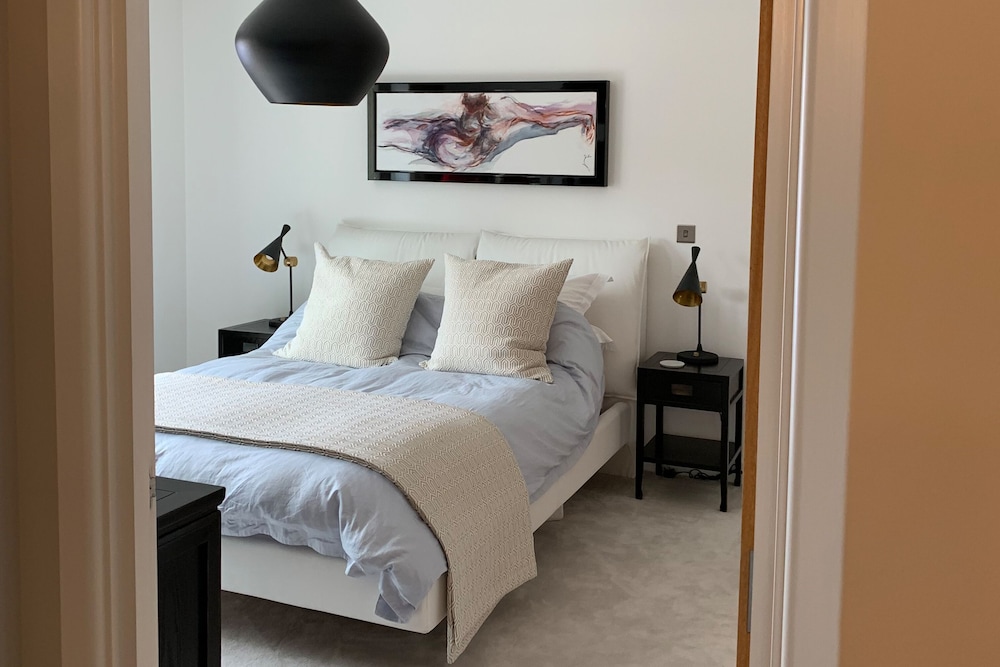Chic London Apartment - Saint Clements Retreat