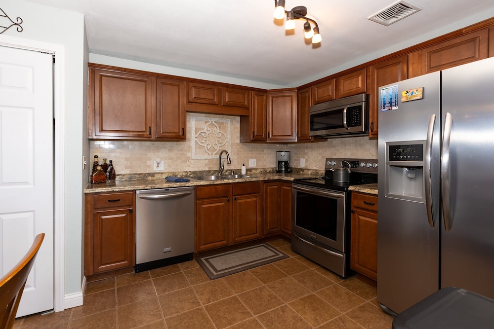Pet-friendly Condo at Mm-19 w/ Boat Slip & Lake Views