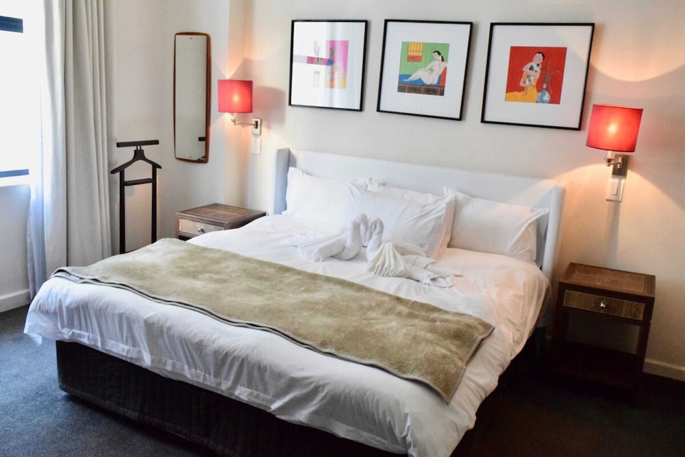 Stylish Apartment with Rooftop Pool & City Views view 4