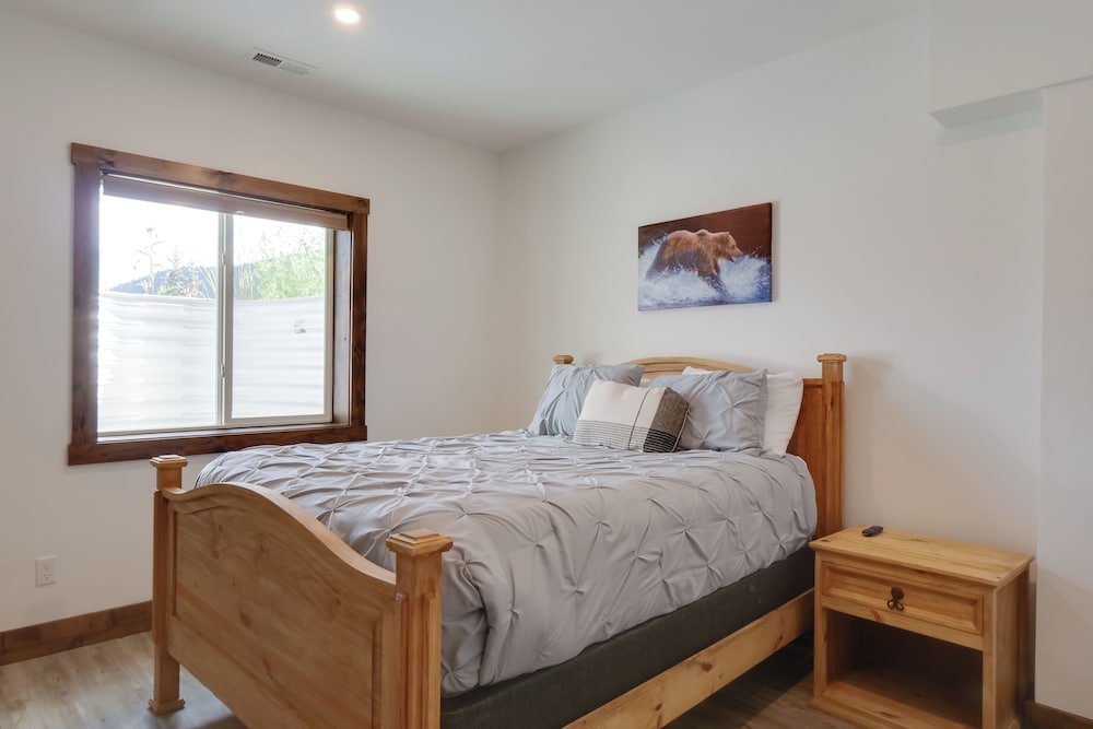 Hot Tub, Pool Table & Fireplaces: Blue River Gem