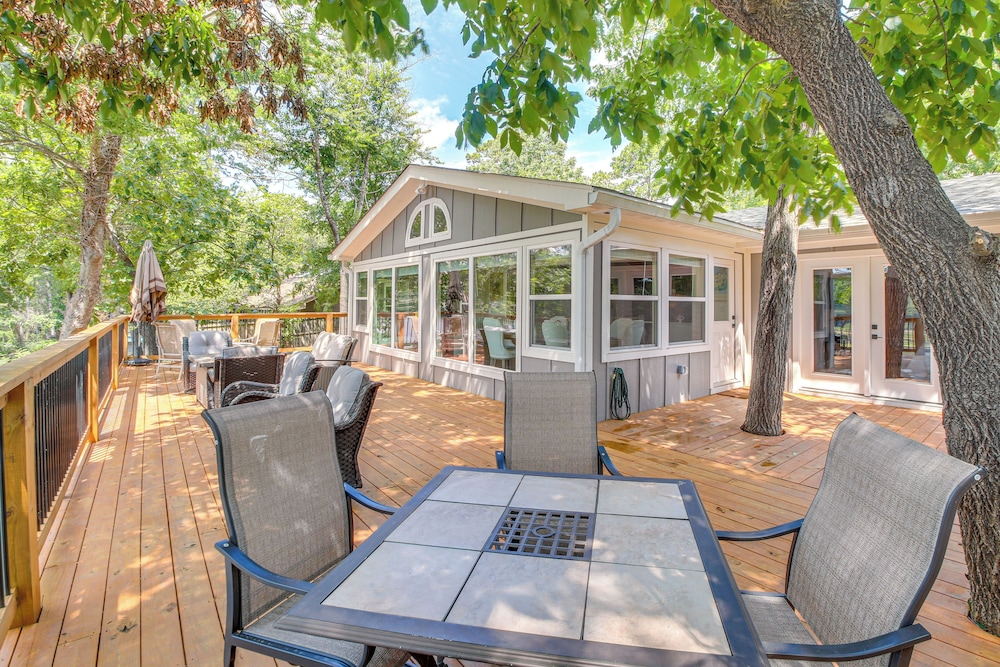 Lake Hamilton Views: Hot Springs Family Home!