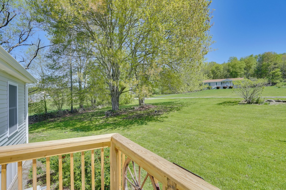 4 Mi to Delaware River: Callicoon Retreat w/ Deck!