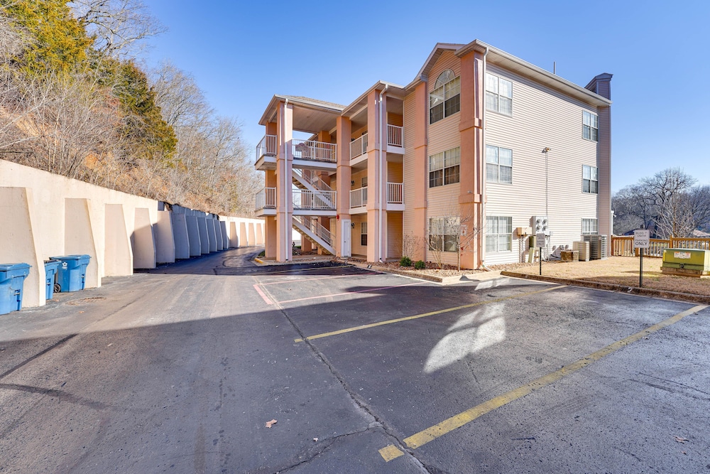 Updated Branson Condo w/ Lake Taneycomo Views!