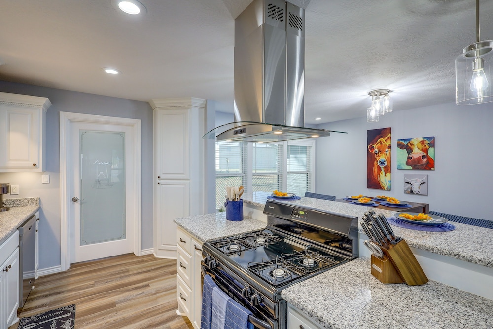Sunny Hearne Home Near Universities! view 2