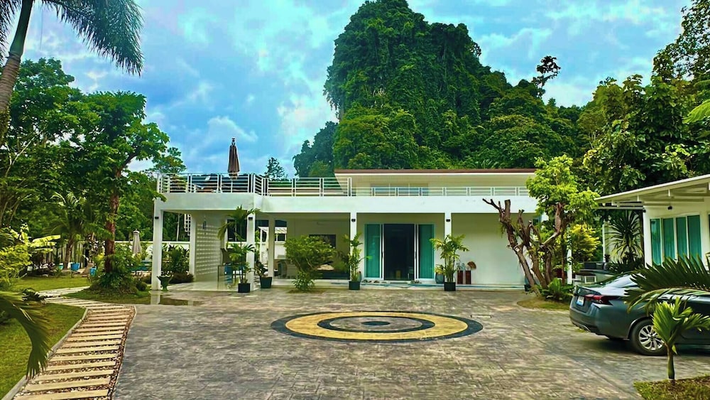 Beautiful Villa Between Jungle