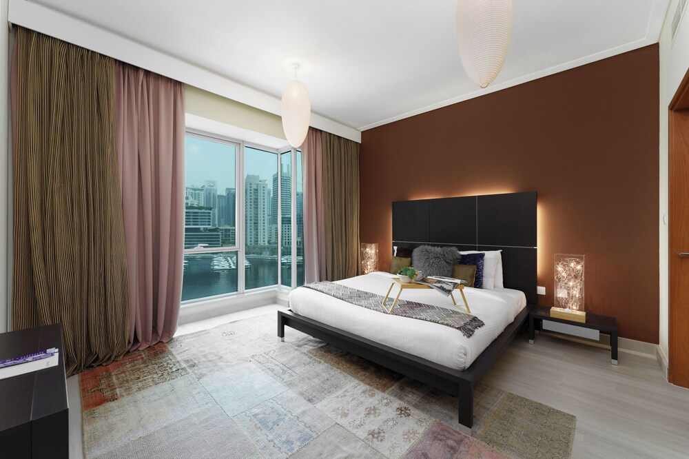 Maison Privee - Cosmopolitan Apt w/ Scenic Dubai Marina Vws