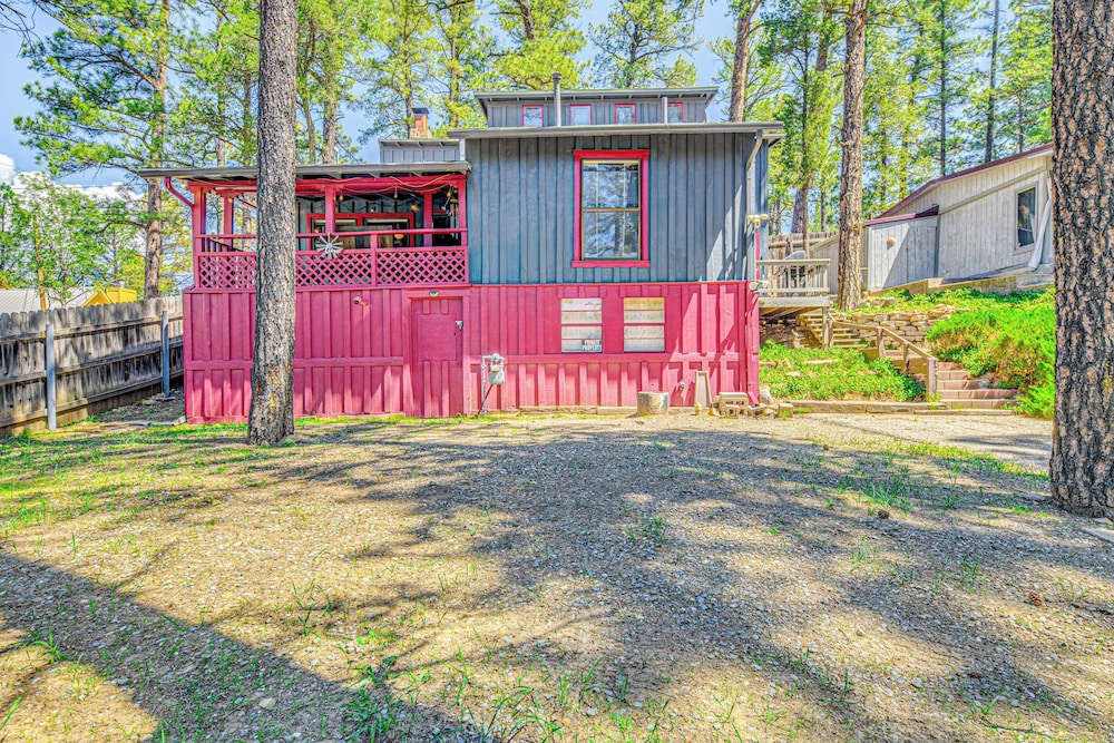 Walk to Downtown Ruidoso: Cozy Wooded Retreat