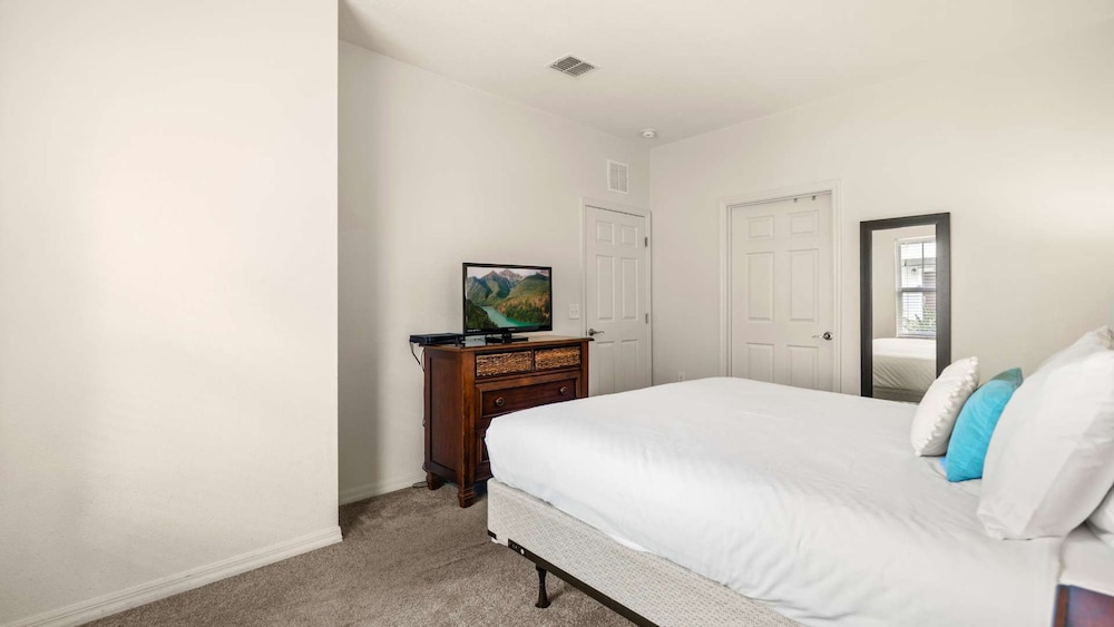 Upstay Modern 3BR Townhome w Pool Near Disney