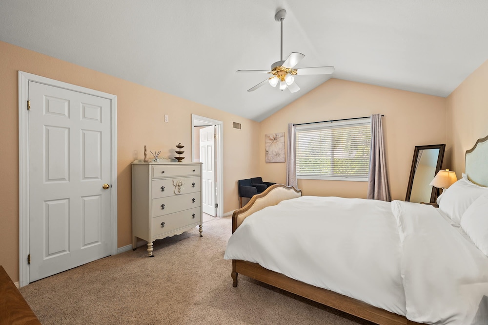 Master Bedroom With King Bed Central Location