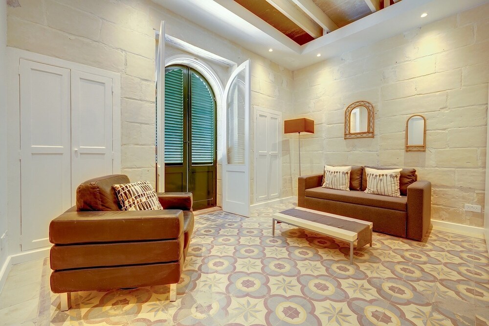 Central 1BR Apartment in Valletta view 5