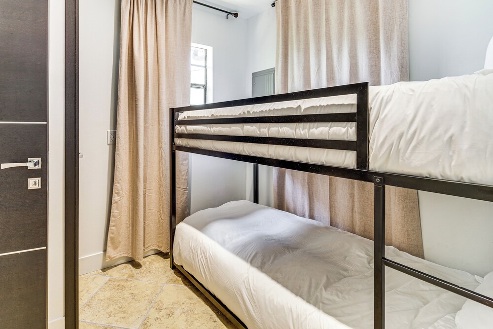 Walk to Beach & Eats: Modern Indialantic Apt