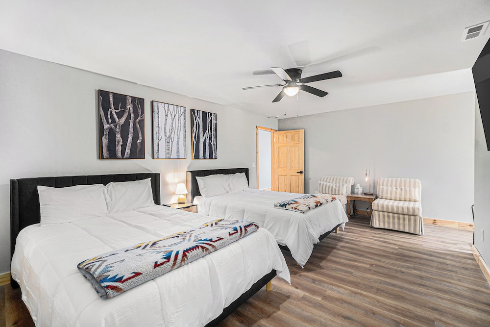 8BR Lodge w/ Bowling Alley, Near Lakes & Trails