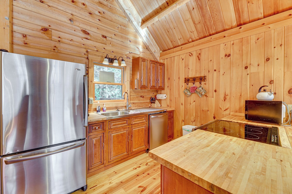 15 Mi to Snowshoe Resort: Cabin w/ Deck & Fire Pit