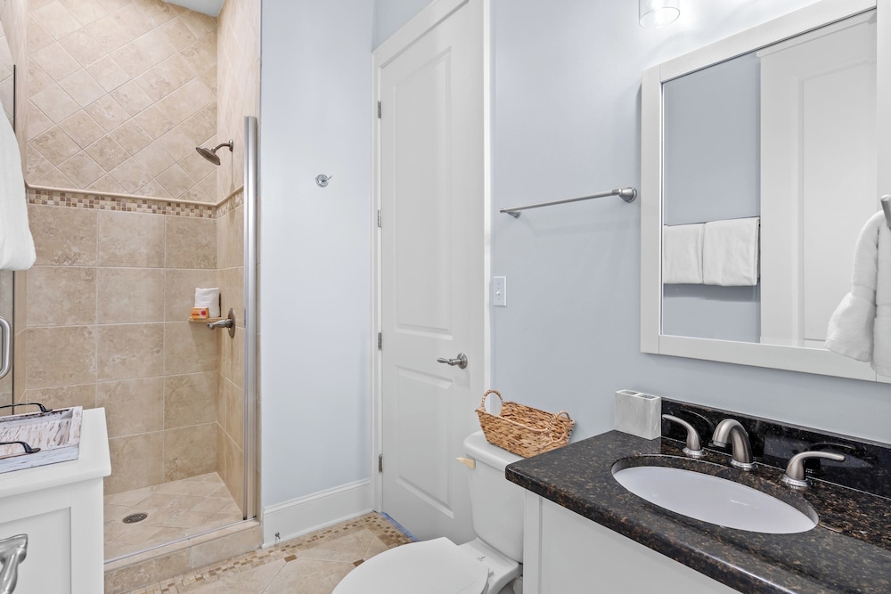 Emerald Paradise 2 Blocks to Beach Rooftop Patio + Pool Access Sleeps 10 view 2