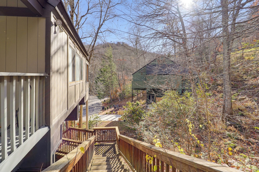 1/4 Mi to Skiing & Golf! Sugar Mountain Getaway