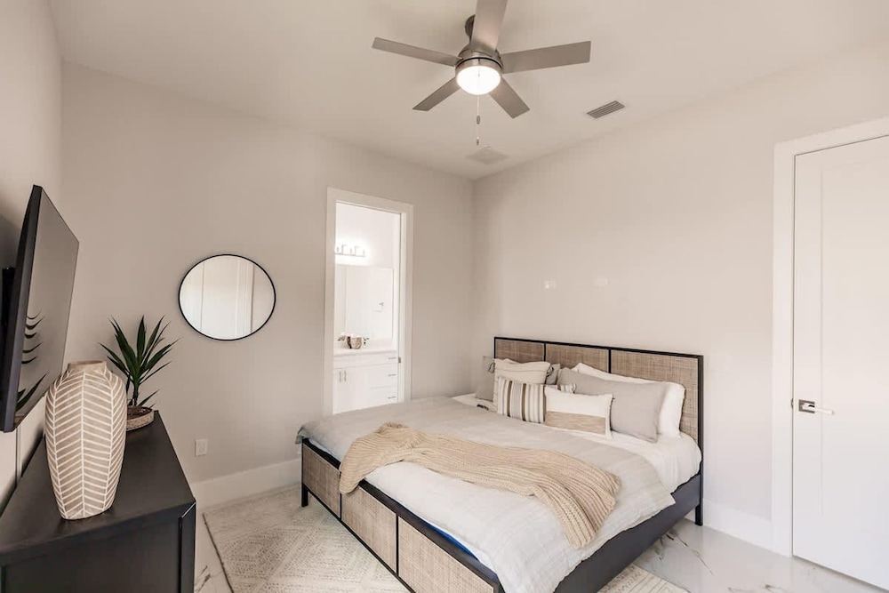 Luxurious Naples 4BR w Pool by Vanderbilt Beach