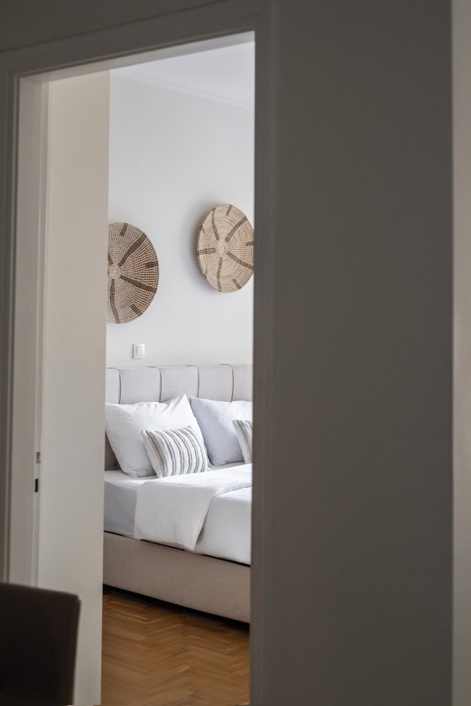 Attica - Captivating 2-Bedroom Apt & Balcony in Athens