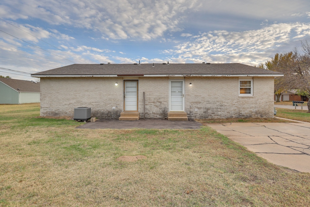 2 Mi to Kansas State Fairgrounds: Cozy Apartment!
