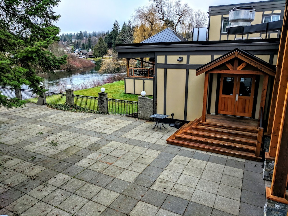 Riverside Inn