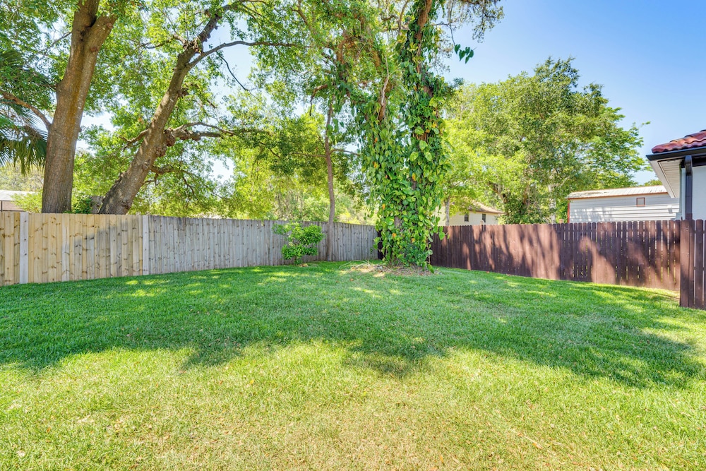 1-acre Backyard & Gym: Spacious Apopka Escape!