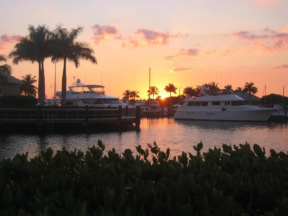 Seahorse Cove - Pool, Gulf Access & Tiki Bar 3 Bedroom Home