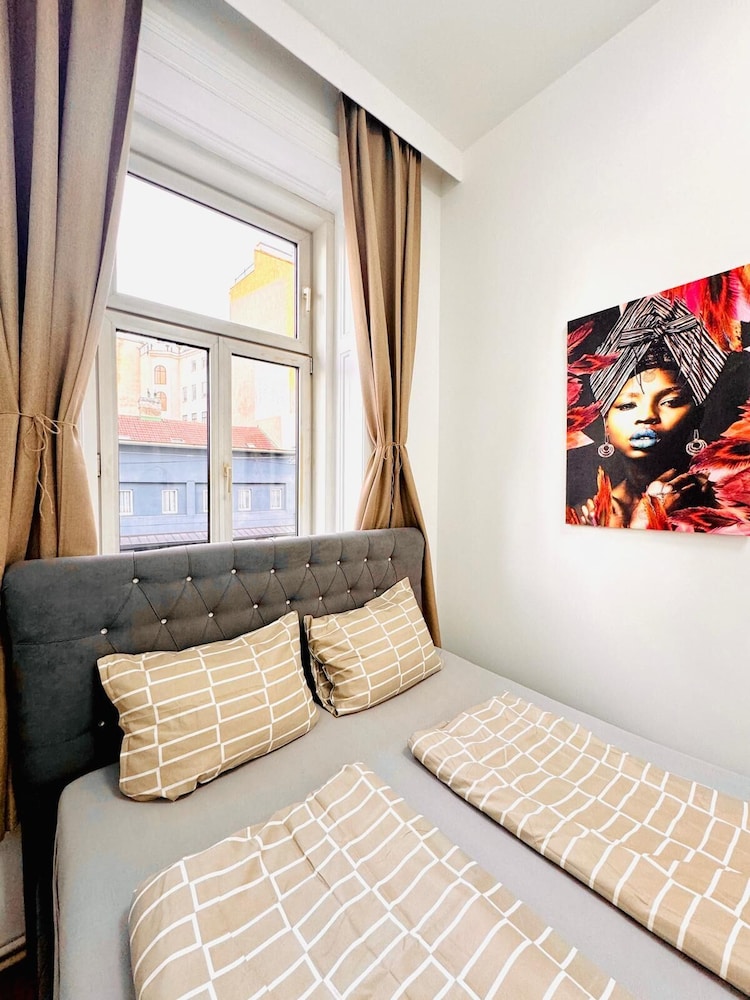Family 9BR Apartment Near Augarten