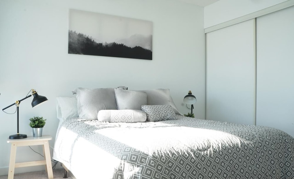 City Place 2 BDRM Downtown with Parking - Image 3