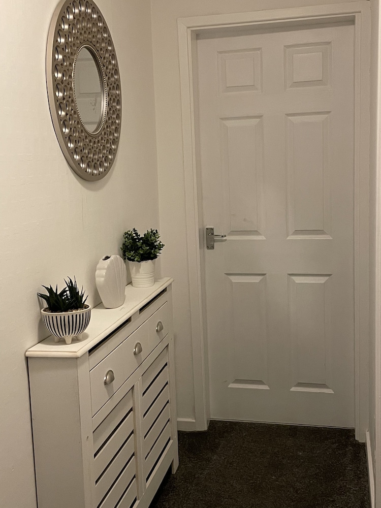 Beautiful 4 Bed Home With Free Parking view 2