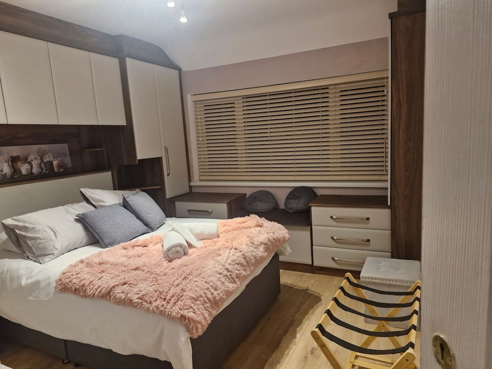 Charming Wythenshawe Home With Garden & Parking