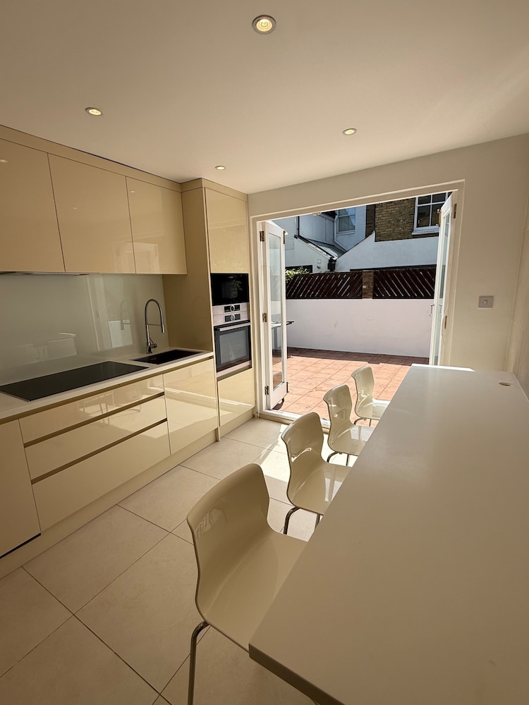 5 Bed House - Sleeps 8 - Pets - Parking - Wifi