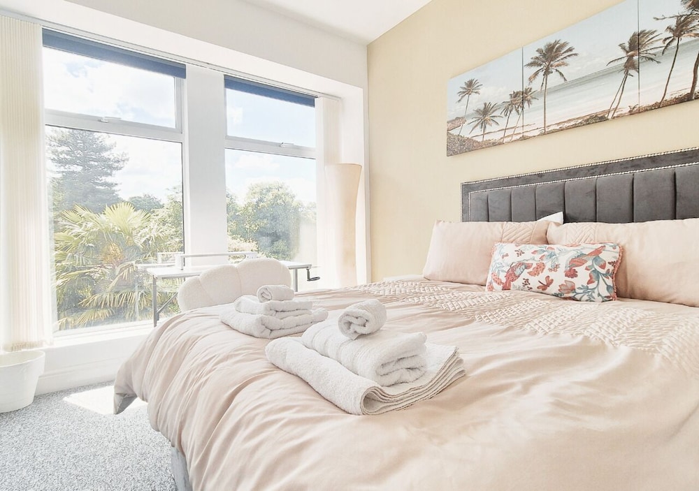 Stylish & Modern 2BR Flat