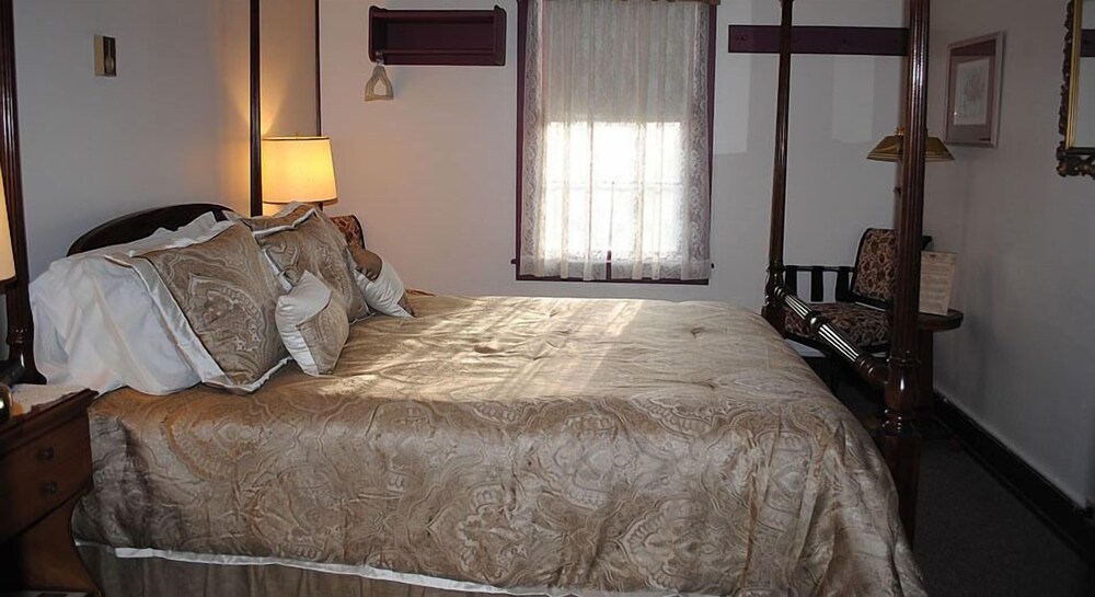 Crestmont Inn