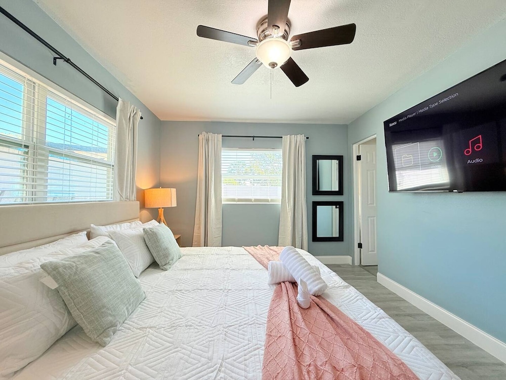 Spacious Modern King bed Game Room More