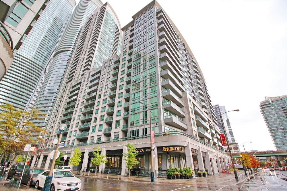 Executive 3BR next to Scotia Arena - Image 1